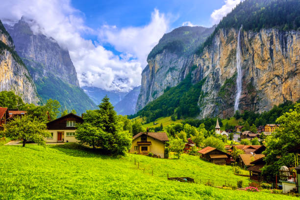 lauterbrunnen village in an alps mountains valley, switzerland - valley imagens e fotografias de stock
