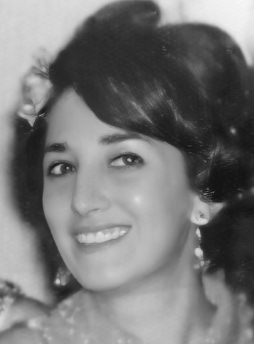 Black and White Vintage headshot from the 60s, young woman looking at the camera