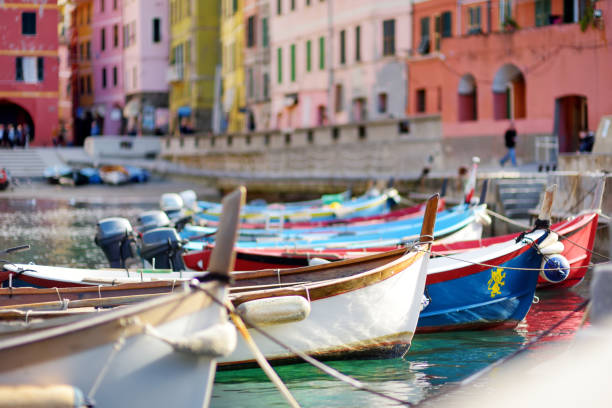 colourful fishing boats in small marina of vernazza, one of the five centuries-old villages of cinque terre, located on rugged northwest coast of italian riviera. - la spezia imagens e fotografias de stock