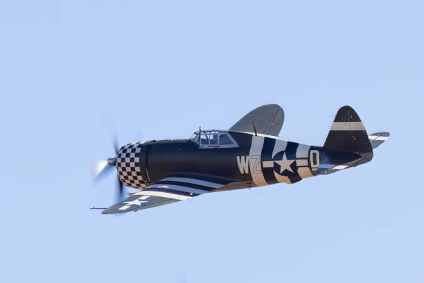 widok z boku p-47g thunderbolt (amerykański samolot myśliwski z ii wojny światowej) i jego "paski inwazyjne" - p 47 thunderbolt zdjęcia i obrazy z banku zdjęć