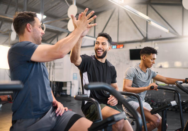 Fitness, man and high five at the gym for exercise, training or cardio workout together indoors. Happy men with smile and hands in celebration for partnership, support or sport motivation in wellness fitness, hombre y chocar los cinco en el gimnasio para hacer ejercicio, entrenamiento o entrenamiento cardiovascular juntos en el interior. hombres felices con sonrisa y manos en celebración para la asociación, el apoyo o la motivación deportiva en el b