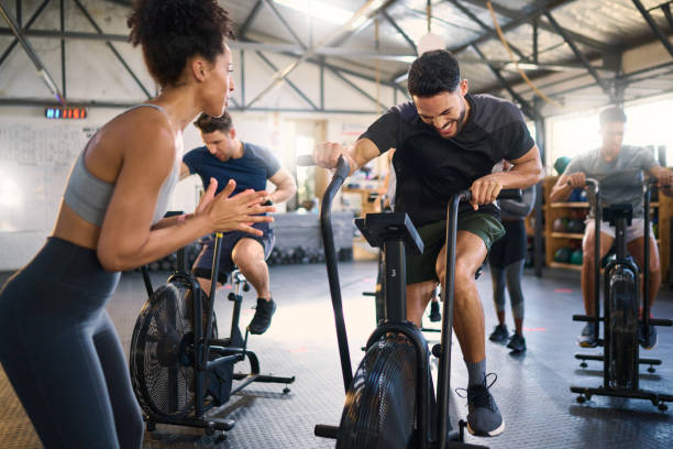 exercice cycliste, remise en forme et applaudissements d’un entraîneur motivé pour l’entraînement au gymnastique cycliste. coach sportif applaudissant pour l’entraînement, le bien-être et le succès de l’exercice à vélo des personnes à vél - spinning instructor exercising gym photos et images de collection