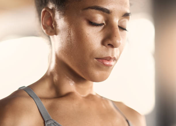 Woman, tired face and sweating in gym workout, training or exercise for body goals, heart health or cardio wellness. Zoom, exhausted or fatigue sports athlete, fitness coach or personal trainer break mujer, cara cansada y sudoración en el gimnasio entrenamiento, entrenamiento o ejercicio para objetivos corporales, salud cardíaca o bienestar cardiovascular. zoom, agotado o fatigado atleta deportivo, entrenador físico o entrenador personal descanso