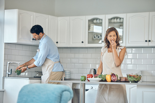 https://media.istockphoto.com/id/1447568412/photo/health-cooking-eating-and-couple-in-a-kitchen-with-vegetables-and-salad-for-vitamins-and.jpg?b=1&s=170667a&w=0&k=20&c=yFwQtohT0Yv5NlBSsXCCUs_R_MBbfxOJSFm1br8W7U4=