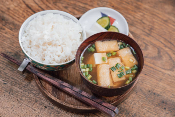 油揚げの味噌汁、衣越豆腐、ねぎとご飯、漬物。 - 漬物 ストックフォトと画像