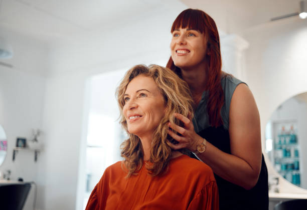 parrucchiere, cliente donna senior e consulenza per la cura dei capelli con giovane parrucchiere in formazione. cliente felice, trattamento cosmetico acconciatura elegante e lavoratore professionista del salone di bellezza di lusso - salone di parrucchiere foto e immagini stock