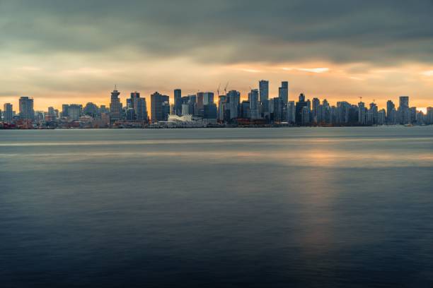 malerische wasserlandschaft mit der skyline von vancouver und sonnenuntergangswolken im hintergrund - vancouver skyline city urban scene stock-fotos und bilder