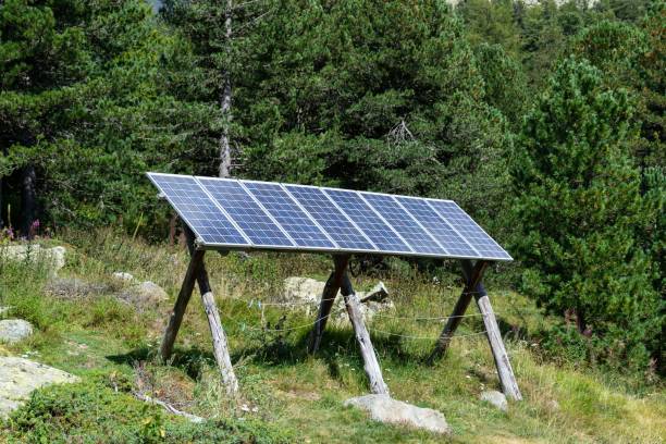 小さなソーラーパネルが高山小屋に電力を供給します。 - solar panel alternative energy chalet european alps ストックフォトと画像