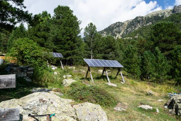 小さなソーラーパネルが高山小屋に電力を供給します。 - solar panel alternative energy chalet european alps ストックフォトと画像