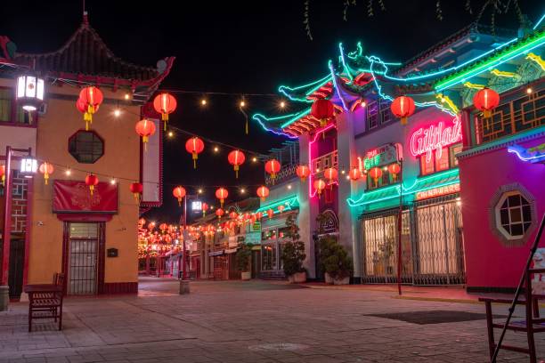 außenansicht der dekorationchinatown central plaza neonlichter des gebäudes in los angeles, kalifornien - stadtviertel chinatown stock-fotos und bilder