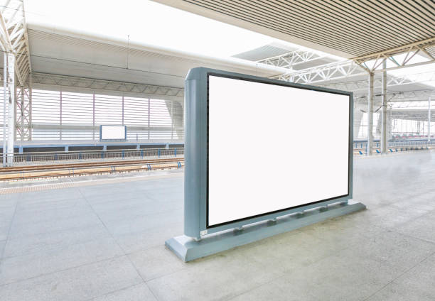 eine leere werbetafel an einem bahnhof - poster subway station billboard posting billboard stock-fotos und bilder