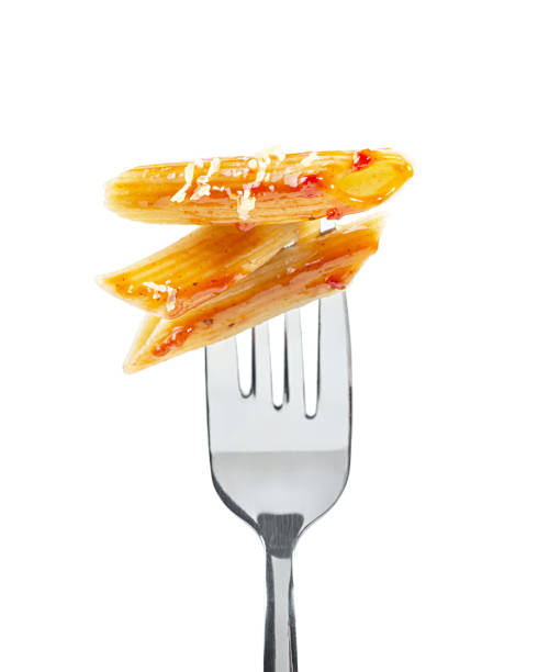 pasta with tomato sauce on a fork - spaghettibandjes stockfoto's en -beelden