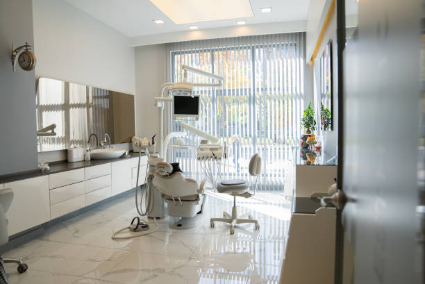 치과 진료실 - dentists chair dental equipment dentist office dental drill 뉴스 사진 이미지