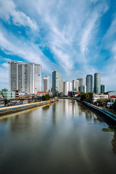 vista à beira-mar para makati, skyline da cidade de metro manila - manila philippines makati city - fotografias e filmes do acervo