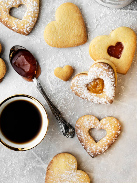 linzer biscotti di natale con marmellata, biscotto con marmellata, biscotti di natale, san valentino, biscotti, biscotti di pasta frolla - marmalade baked biscuit brown foto e immagini stock