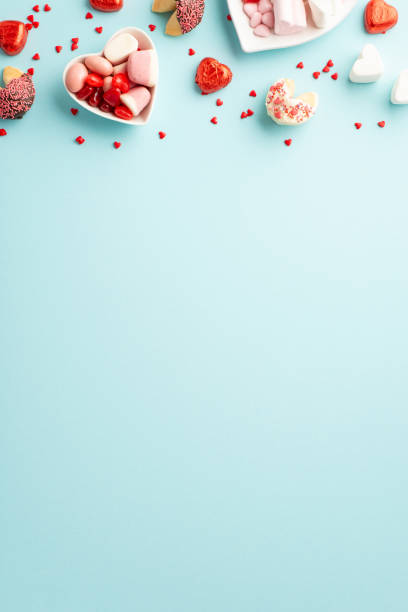 koncepcja walentynkowa. zdjęcie spodków w kształcie serca ze słodyczami, cukierkami i ciasteczkami na izolowanym pastelowym niebieskim tle z pustą przestrzenią - valentines day candy chocolate candy heart shape zdjęcia i obrazy z banku zdjęć