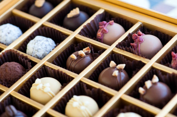 chocolates - chocolate truffle candy gourmet - fotografias e filmes do acervo