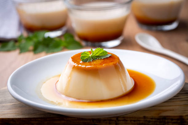 cream caramel pudding with caramel sauce in plate - dessert imagens e fotografias de stock