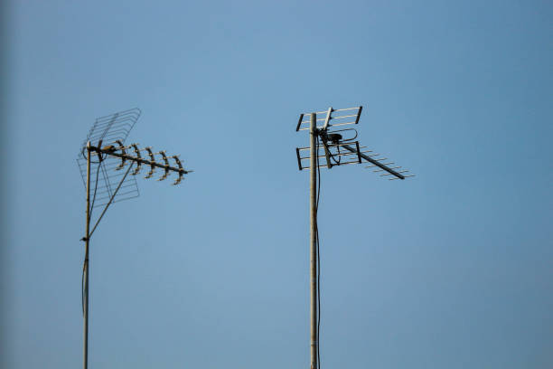 телевизионные антенны, которые монтируются на крыше дома - satellite dish television aerial television house стоковые фото и изображения