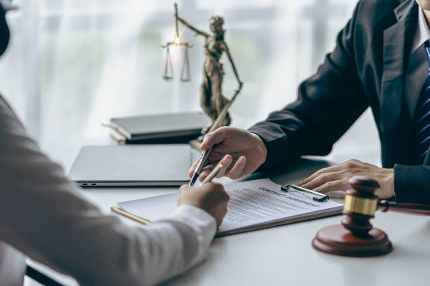 marteau, juge, avocat, homme d’affaires, balances, dieu de la justice, ordinateur portable sur la table, concept de conseiller juridique juge avec justice avocats ayant une réunion d’équipe au bureau - droit photos et images de collection