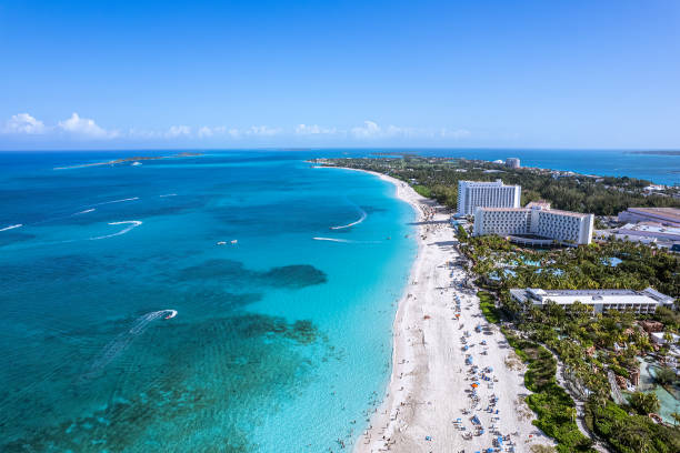 la vista aerea del drone di cabbage beach, paradise island, bahamas. - nassau foto e immagini stock