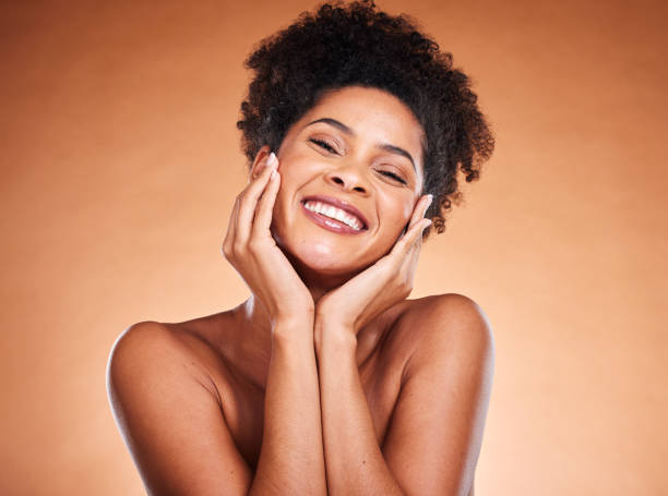 Beauty, self care and face portrait of black woman satisfied with self love treatment, skincare routine and natural cosmetics. Dermatology, luxury makeup and African girl happy with facial skin glow belleza, cuidado personal y retrato facial de una mujer negra satisfecha con el tratamiento de amor propio, la rutina de cuidado de la piel y los cosméticos naturales. dermatología, maquillaje de lujo y chica africana feliz con brillo en la piel facial