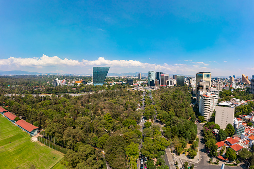 Ciudad de México - 21 de Mayo de 2020: Vista aérea panorámica del Campo Deportivo Militar Marte rodeado de vegetación y edificios de oficinas junto a la famosa avenida Reforma
