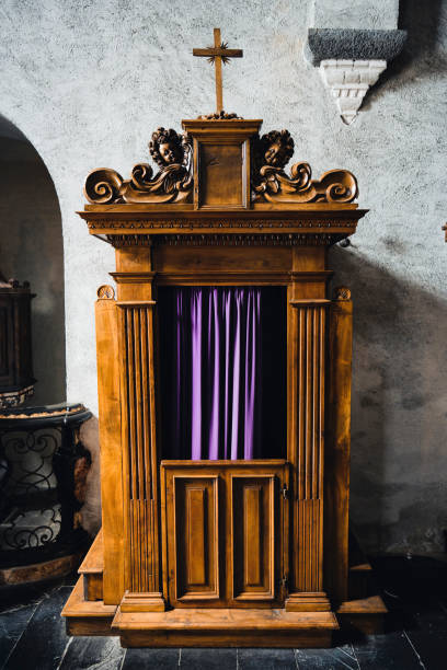 antigua cabina de confesión de madera en una iglesia - confession booth church forgiveness wood fotografías e imágenes de stock