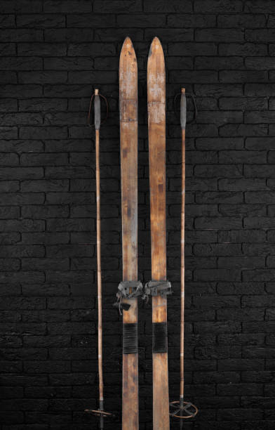 skis en bois vintage, mur en briques noires - ski old wood pair photos et images de collection