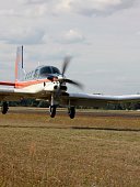 propellerflugzeug-startet-von-der-start-