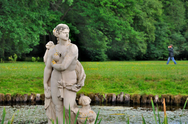 scultura di una donna nuda nel lago del parco schloss fasanarie - hyde street foto e immagini stock