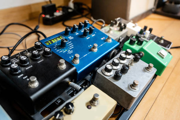 audioeffektgerät im homerecording-studio - guitar pedal stock-fotos und bilder