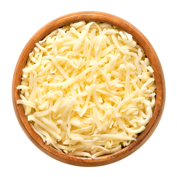 mozzarella grattugiata, mozzarella a bassa umidità, in ciotola di legno - food and drink cheese grated bowl foto e immagini stock