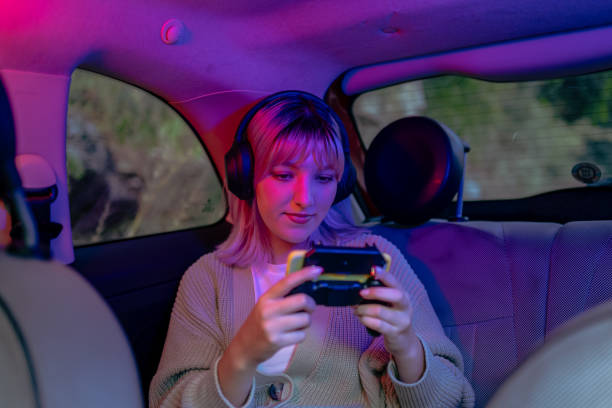 belle fille jouant à un jeu vidéo au taxi - amusement arcade arcade video game sport photos et images de collection