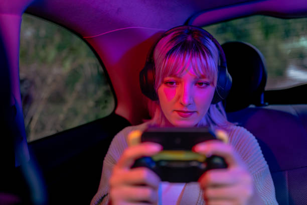 piękna dziewczyna grająca w gry wideo w taksówce - amusement arcade video game leisure games sport zdjęcia i obrazy z banku zdjęć