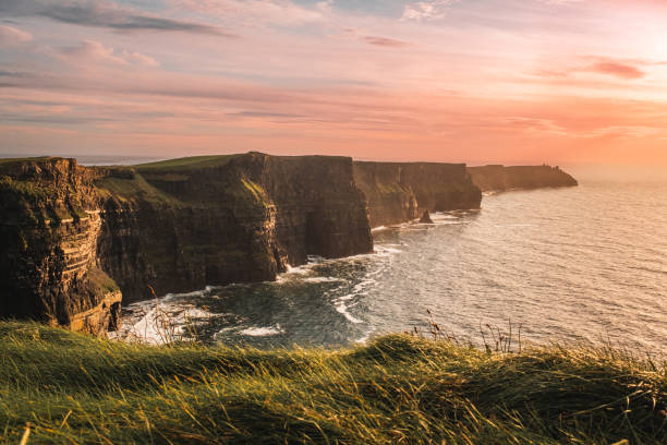 cliffs of moher at sunset, county clare, ireland - republic of ireland cliffs of moher cliff galway imagens e fotografias de stock