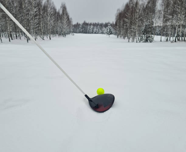 close up da bola de golfe e do taco na neve - golf swing golf golf club golf ball - fotografias e filmes do acervo