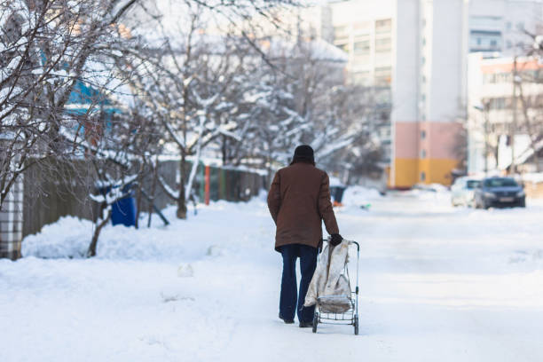 Homeless man outdoors in winter Homeless man outdoors in winter town of hope stock pictures, royalty-free photos & images