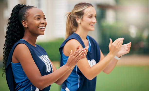 femme, équipe et cheerleading sous les applaudissements pour la motivation, le soutien ou l’encouragement en plein air. des femmes heureuses qui encouragent et applaudissent dans les sports, le travail d’équipe et les activités avec le sourire pour  - child celebration cheering victory photos et images de collection