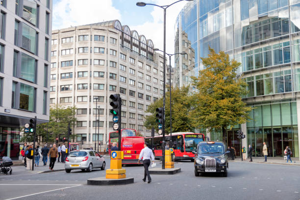 cheapside street scene, londres, angleterre - london england urban scene city life bus photos et images de collection