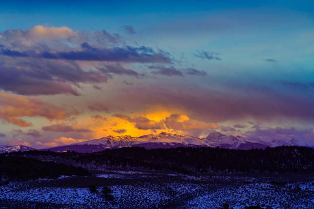 冬の山の夕日のタイムラプス - copy space alpenglow winter mountain range ストックフォトと画像