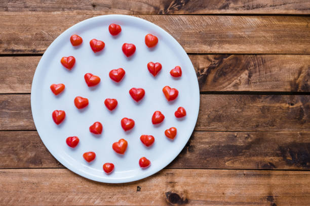 cherry tomatoes heart shaped - tomate cerise coeur photos et images de collection