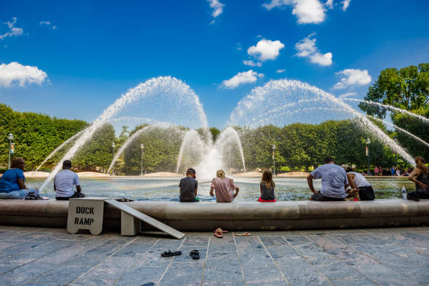 fuente de agua en el jardín de esculturas de la galería nacional de arte - us national gallery of art fotografías e imágenes de stock