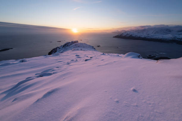 sol anuário sobre vestfjord, ilhas lofoten, noruega - vestvagoy - fotografias e filmes do acervo