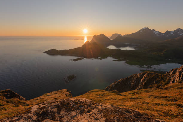 sol da meia-noite de offersøykammen, ilhas lofoten, noruega - vestvagoy - fotografias e filmes do acervo