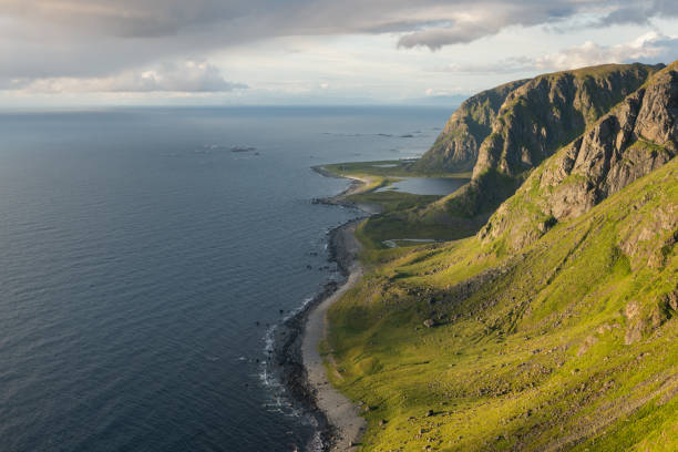 costa norte de vestvågøy em direção a eggum, ilhas lofoten, noruega - vestvagoy - fotografias e filmes do acervo