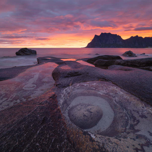 olho de uttakleiv na praia de uttakleiv, ilhas lofoten, noruega - vestvagoy - fotografias e filmes do acervo