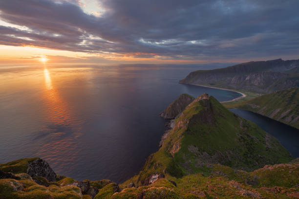 praia de unstad do pico da montanha skolmen, ilhas lofoten, noruega - vestvagoy - fotografias e filmes do acervo