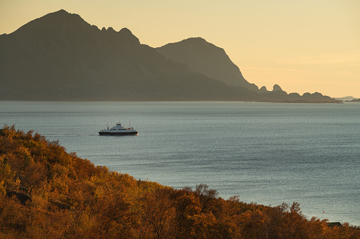 Ferry desde Stokkvågen a lo largo de la costa de Helgeland, Nordland, Noruega photo