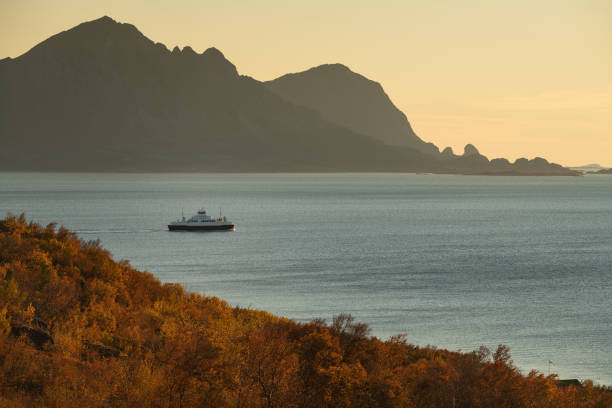 ferry desde stokkvågen a lo largo de la costa de helgeland, nordland, noruega - condado de nordland fotografías e imágenes de stock